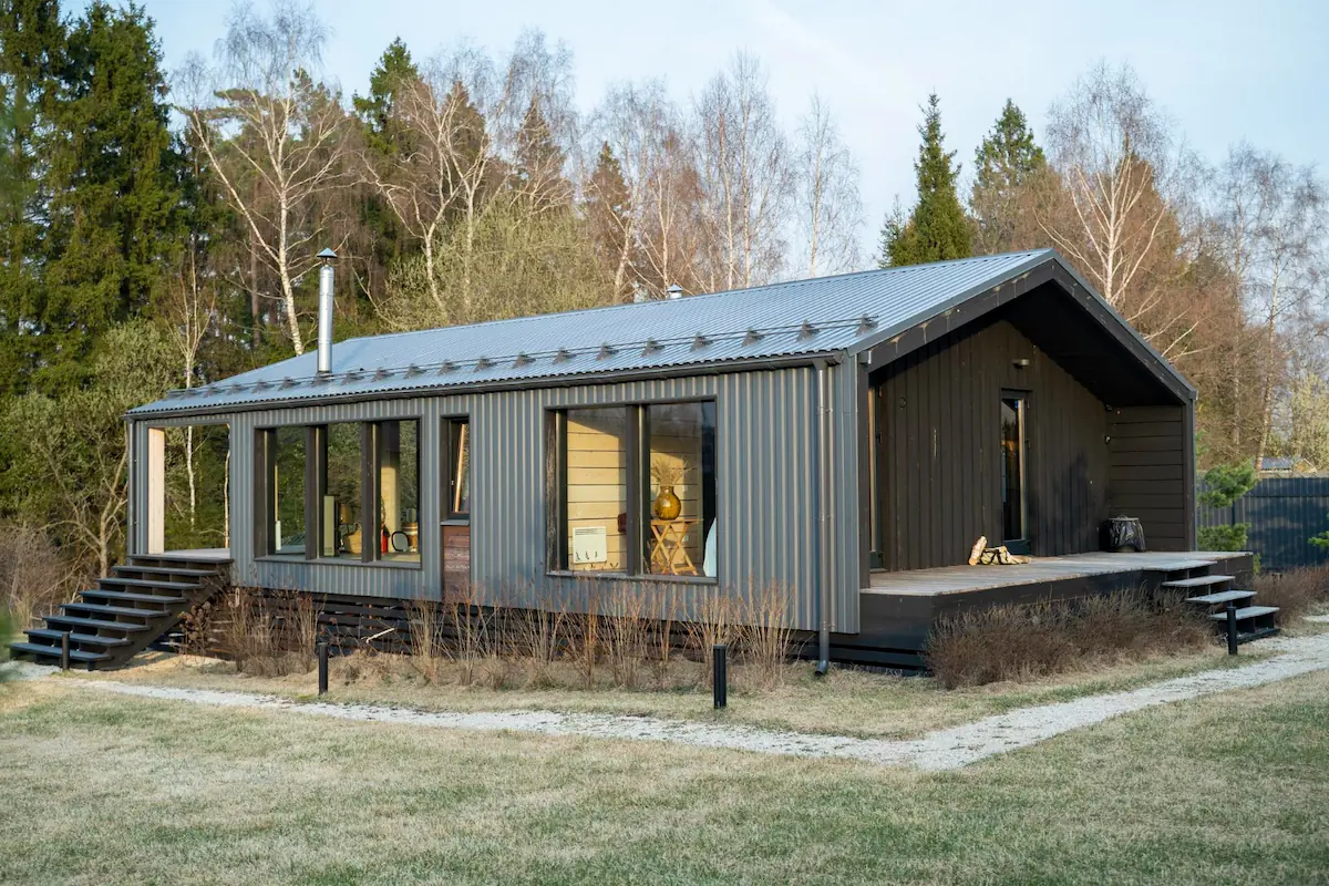 Rumah dengan Material Logam